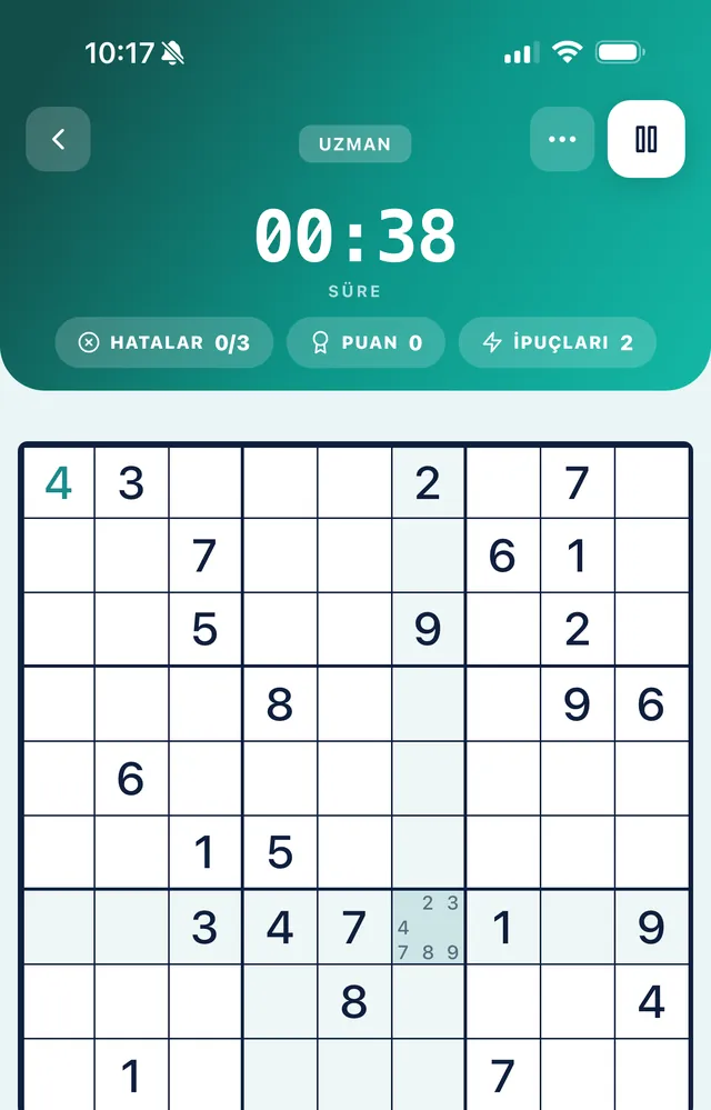 SudoKoum'da devam eden zor bir sudoku oyunu, kronometre, puan ve hata sayacıyla